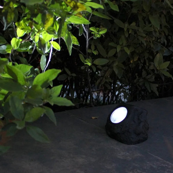 Roca solar encendida noche